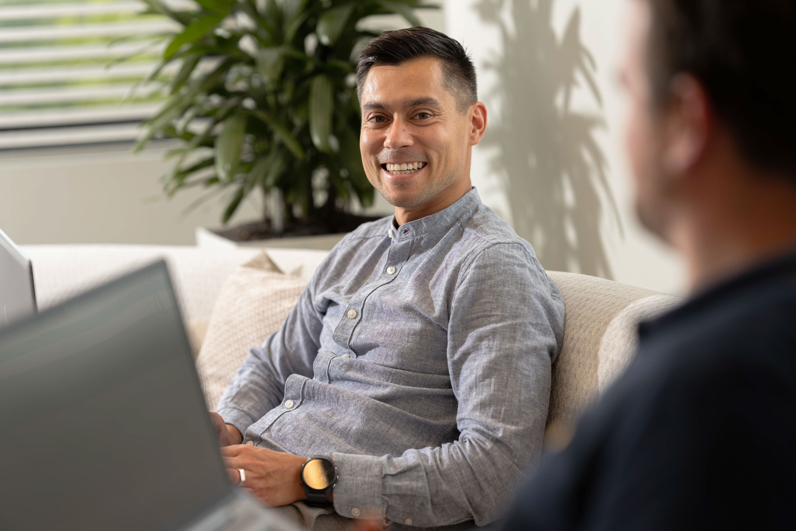 Collega portret glimlach laptop accountone