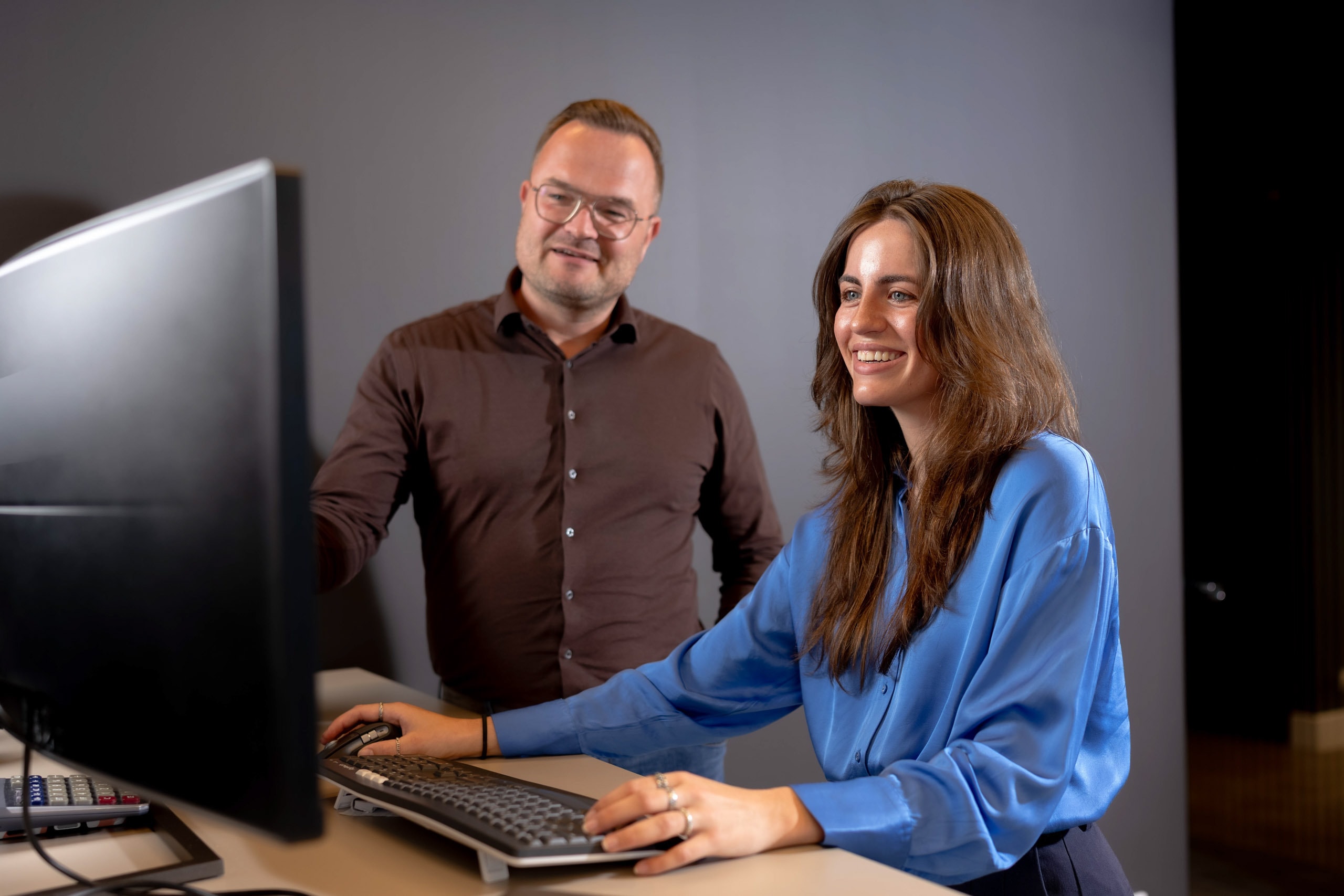 Collegas lachen computerscherm kantoor accountone