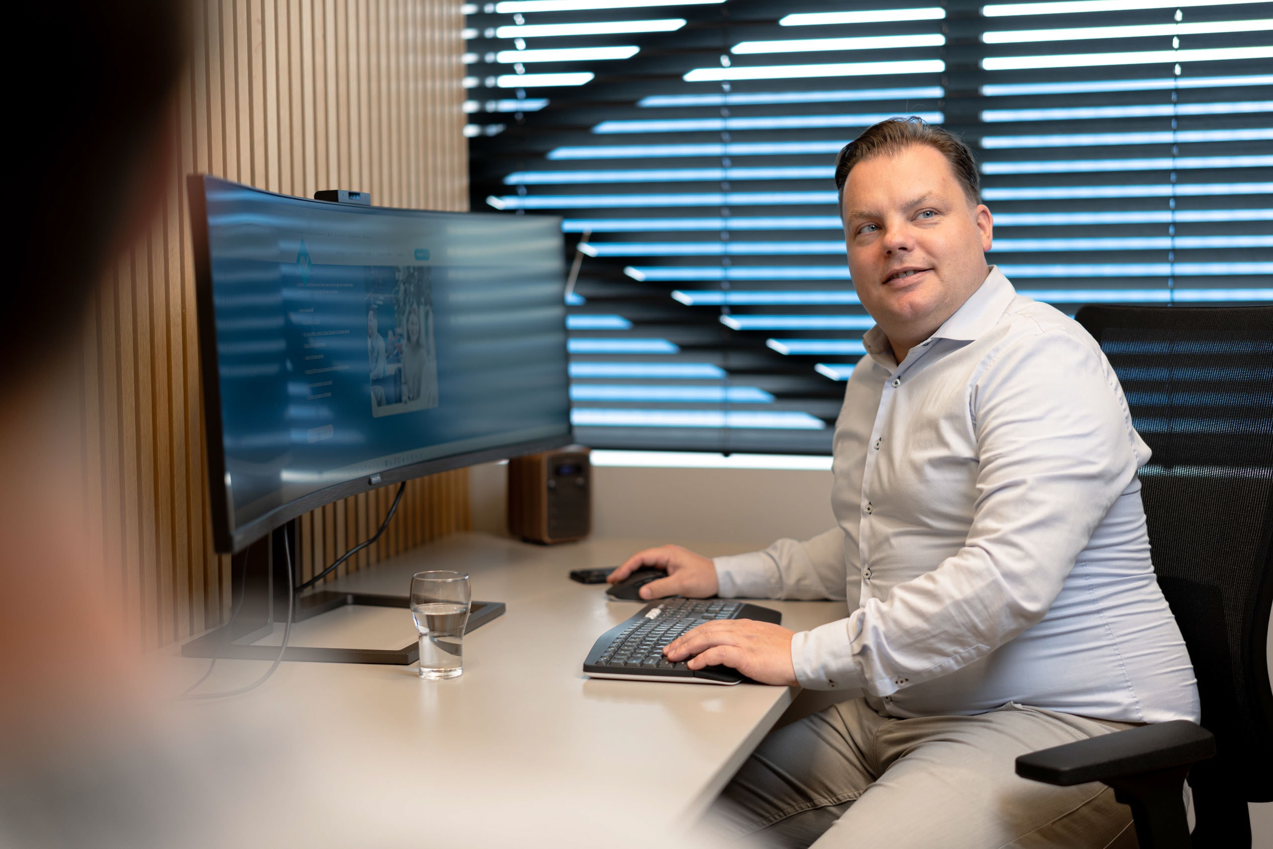 Medewerker accountone website breedbeeldscherm accountone