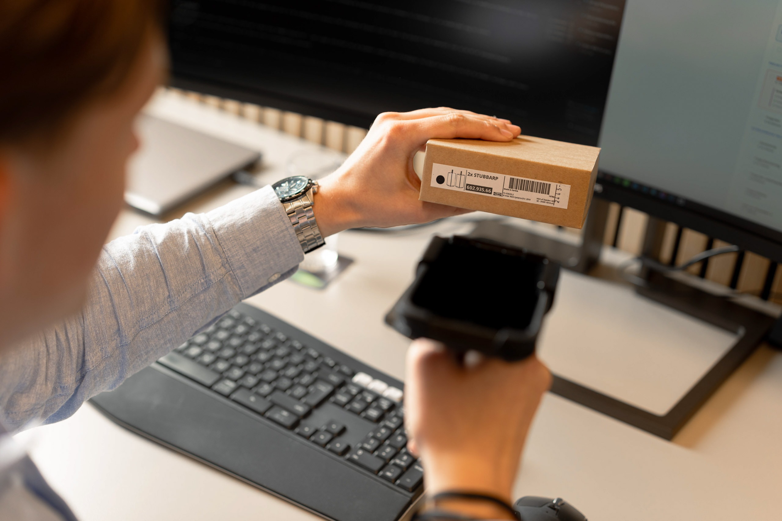 Medewerker barcode scanner pakket logistiek erp software accountone