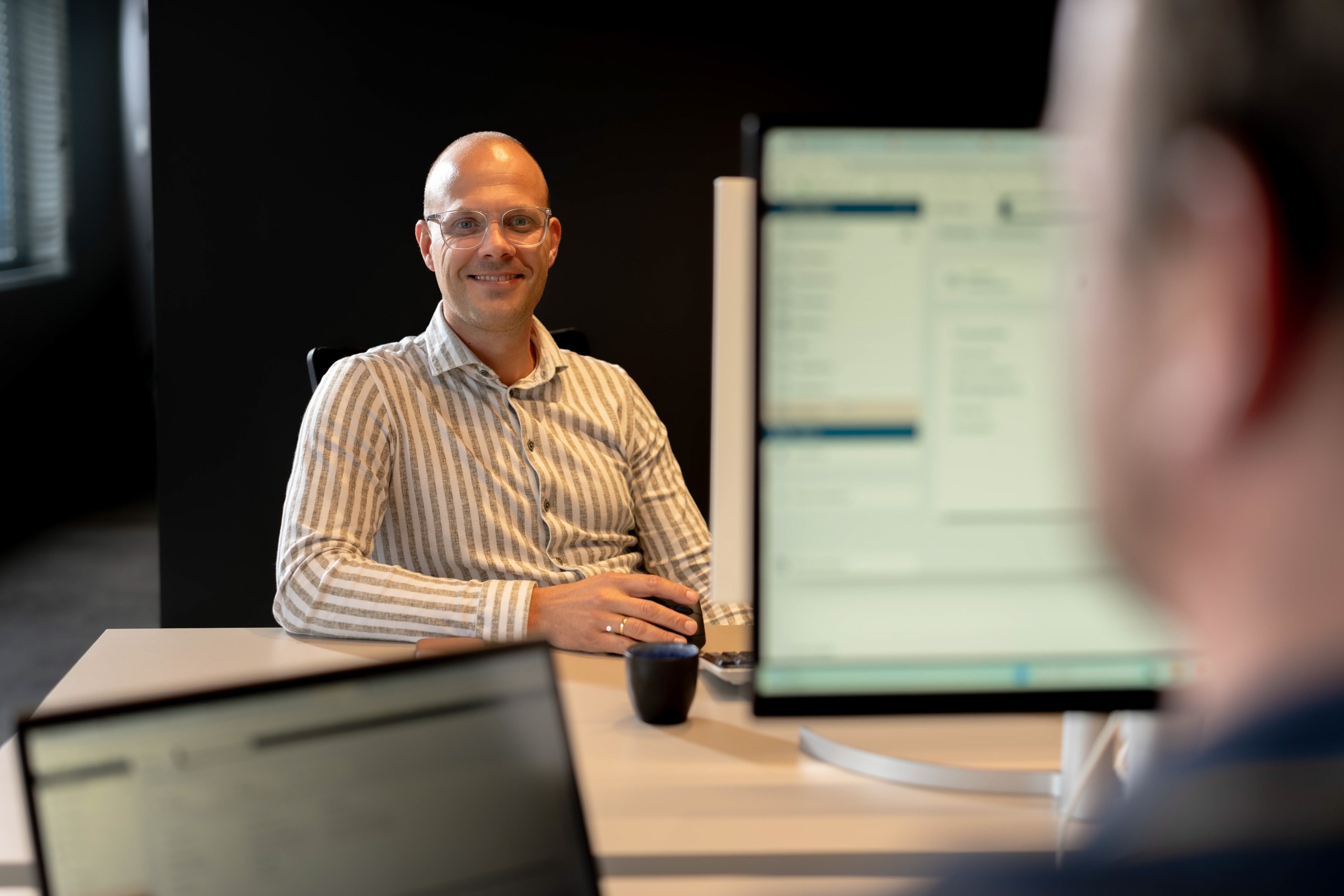 Medewerker glimlach bureau scherm accountone