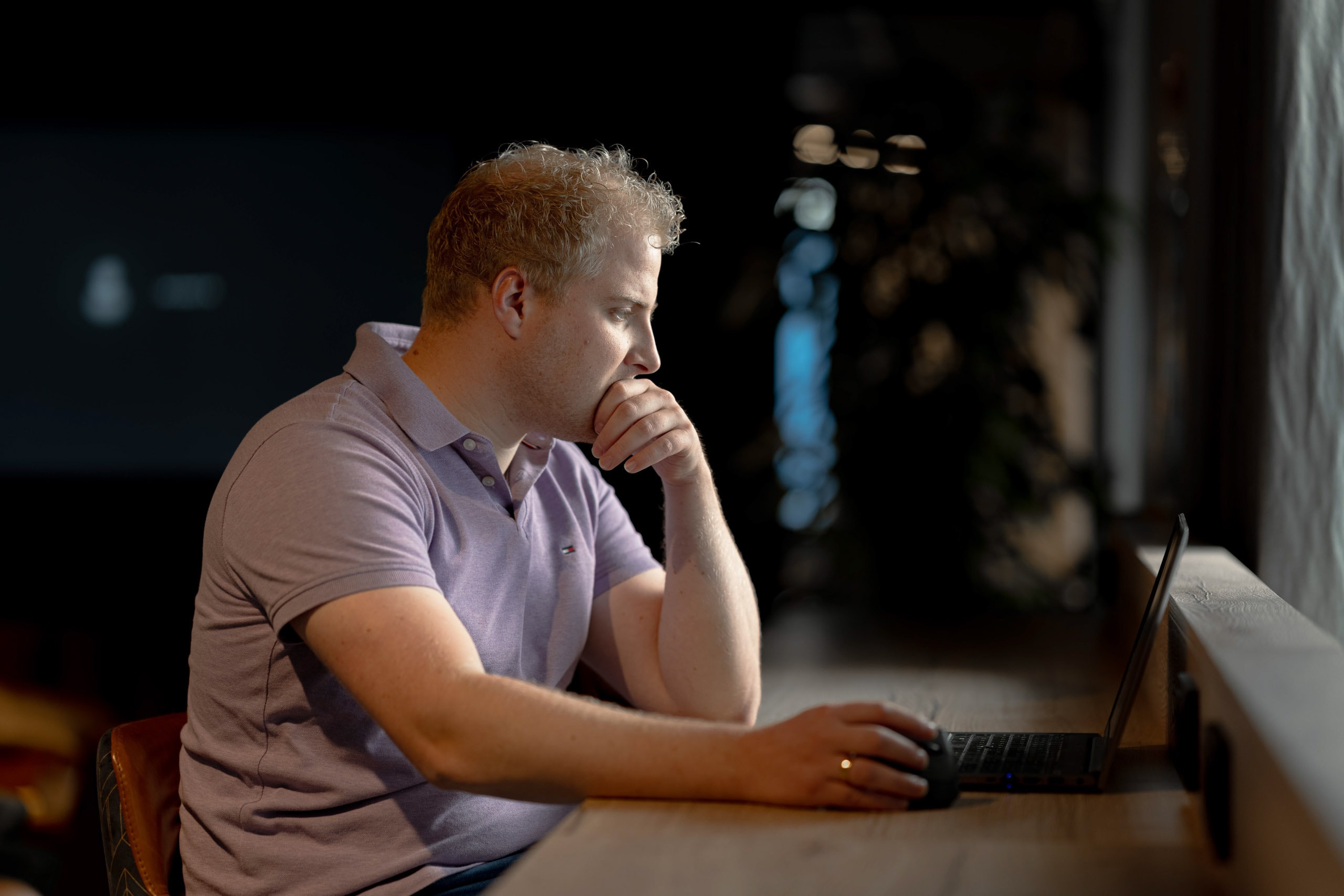 Medewerker laptop loungeruimte accountone
