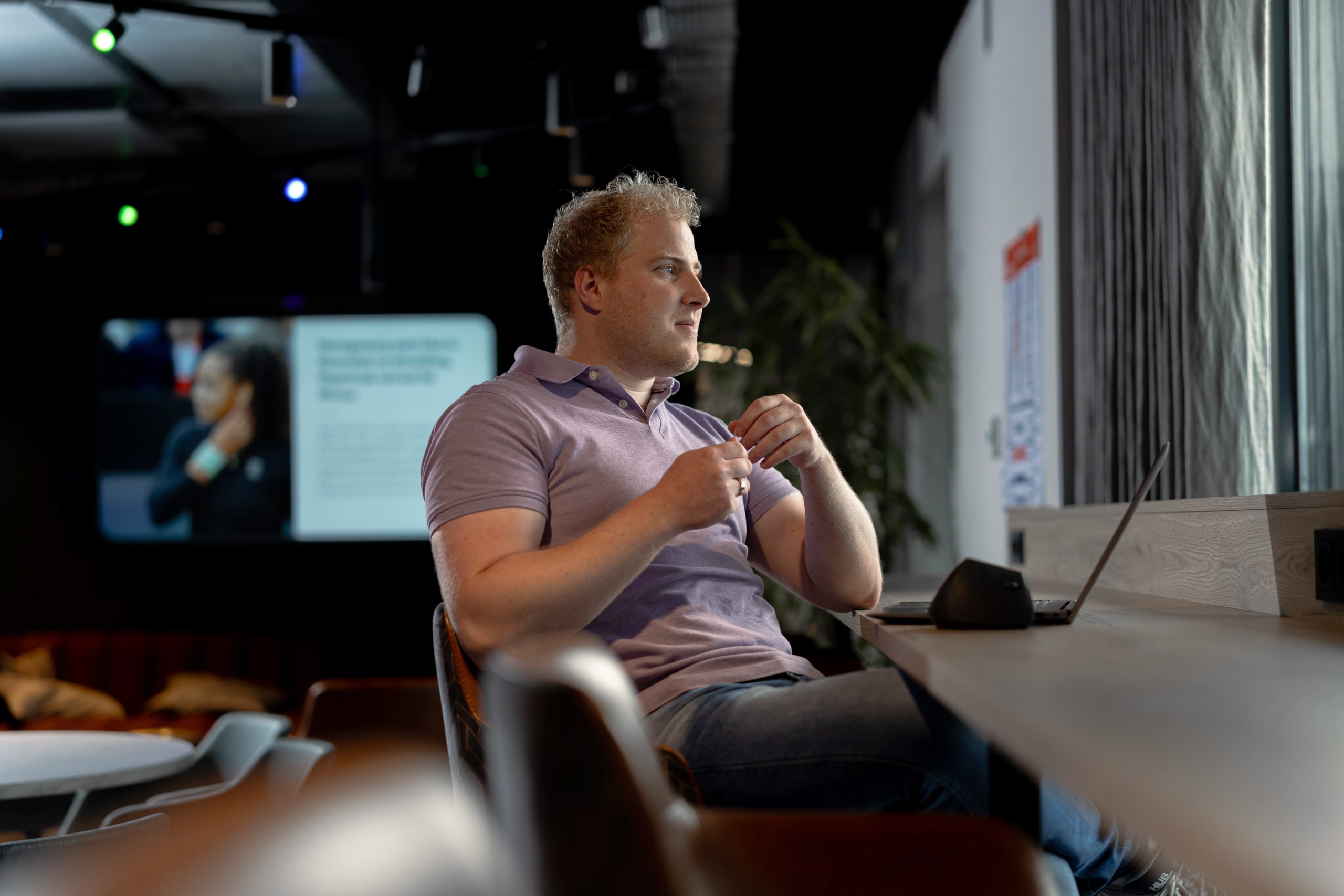 Medewerker lounge laptop nadenkend accountone