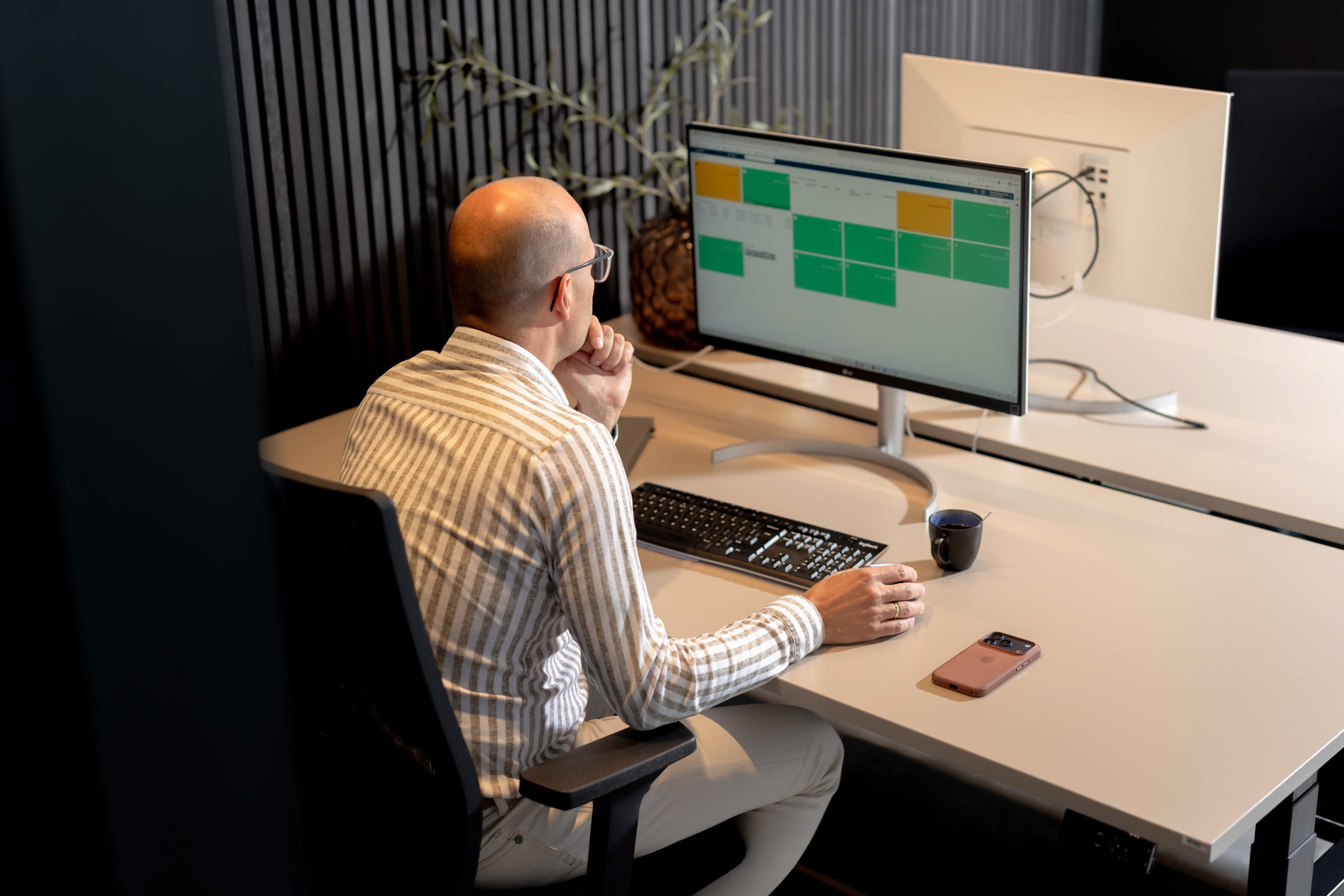 Medewerker bekijkt op scherm naar Visma Net Subscriptions